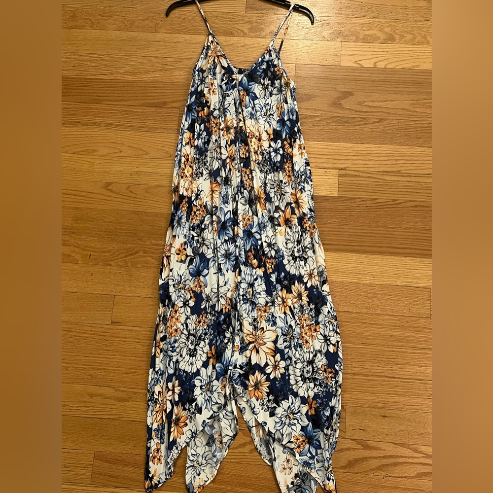 Floral Handkerchief Dress Perfect For Summer! Size Medium. Flattering Fit!